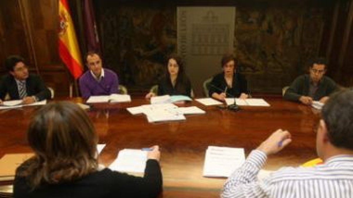 La mesa de calidad se reunió ayer por la mañana.