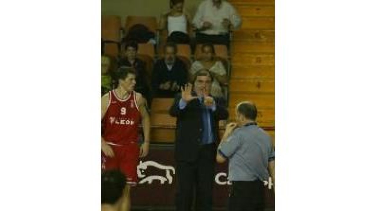 Quino Salvo, siempre de pie, no paró de dar instrucciones a los jugadores