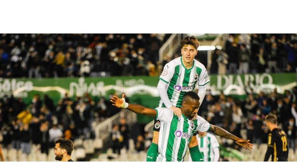 Los jugadores cántabros celebran uno de los tres goles materializados por Cedric ante la desolación de los jugadores del conjunto culturalista. ALBERTO LOSA
