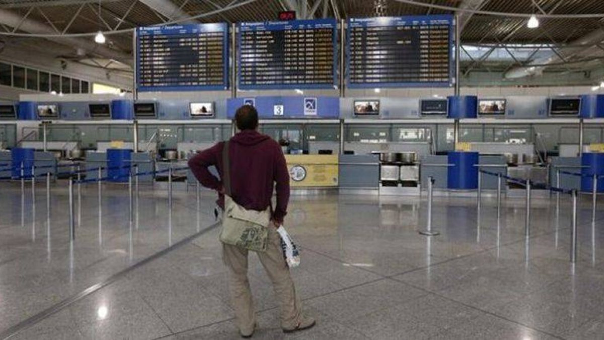 Un pasajero en el aeropuerto de Atenas.