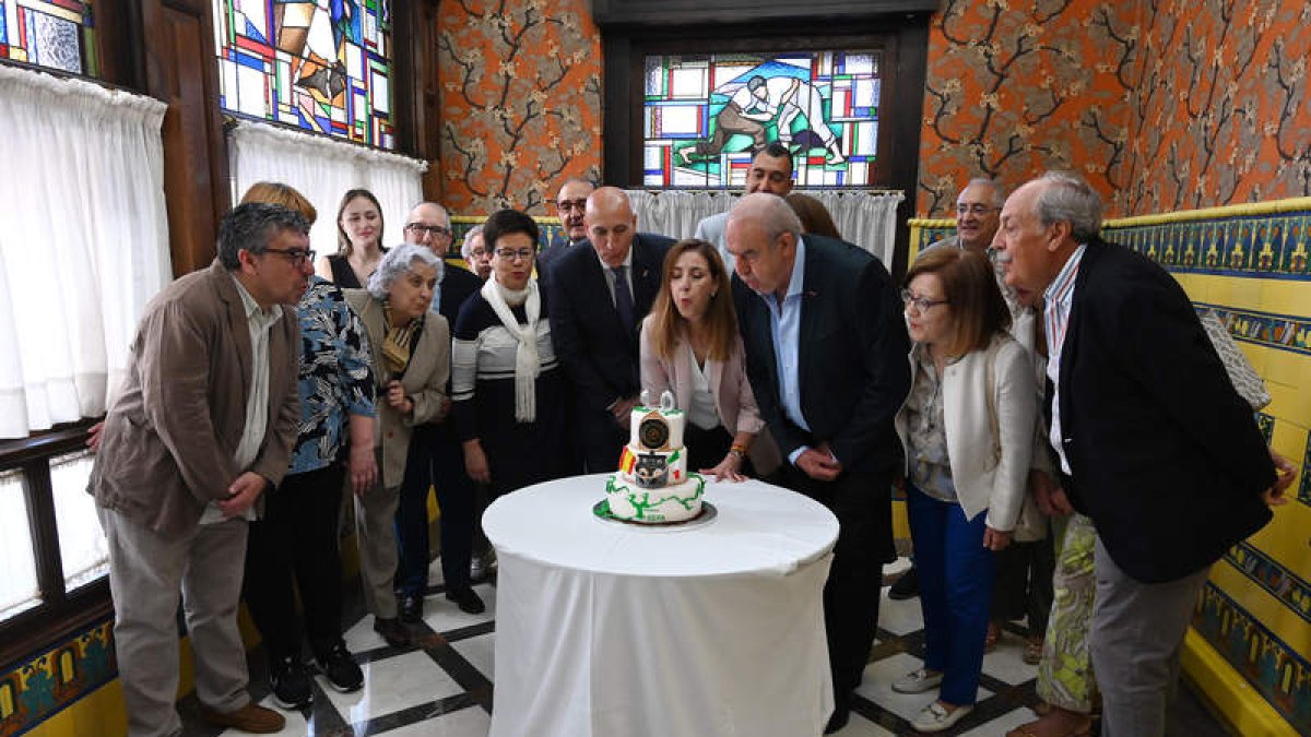 Asociaciones y entidades soplan las velas del décimo aniversario, en el Museo de la Emigración. J. CASARES