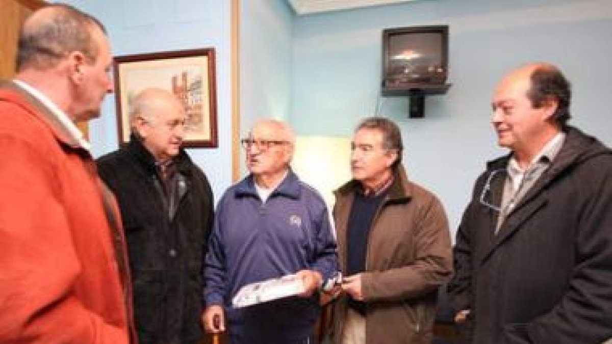 Homenaje a Rafael Yunta Navarro, en el centro, por los Veteranos de la Cultural en el 2008.