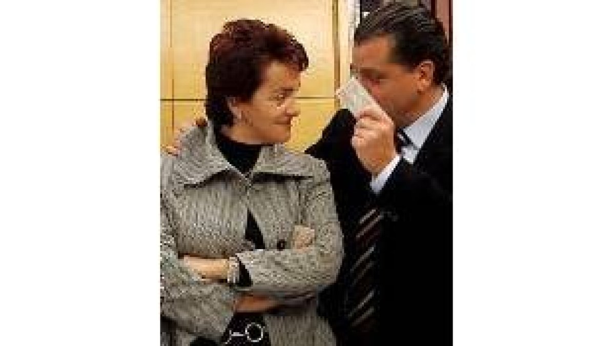 Amilivia pasa la mano por la espalda a Soto antes de validar su firma