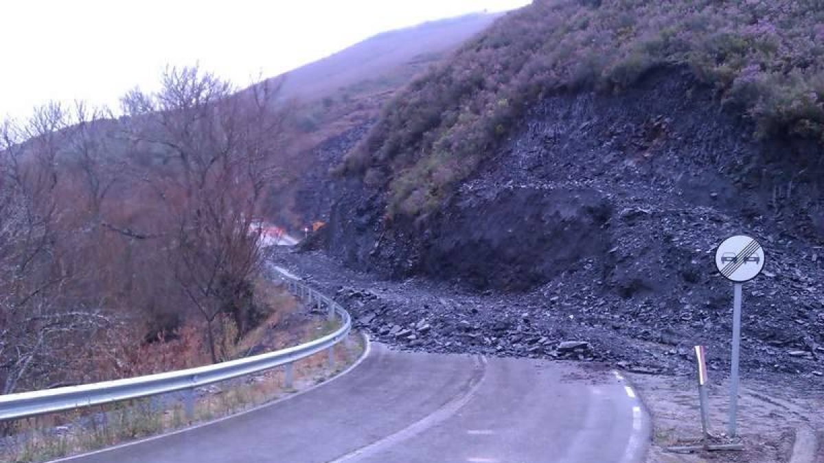 Estado de los trabajos de desmonte del talud en la carretera Fabero-Guímara.