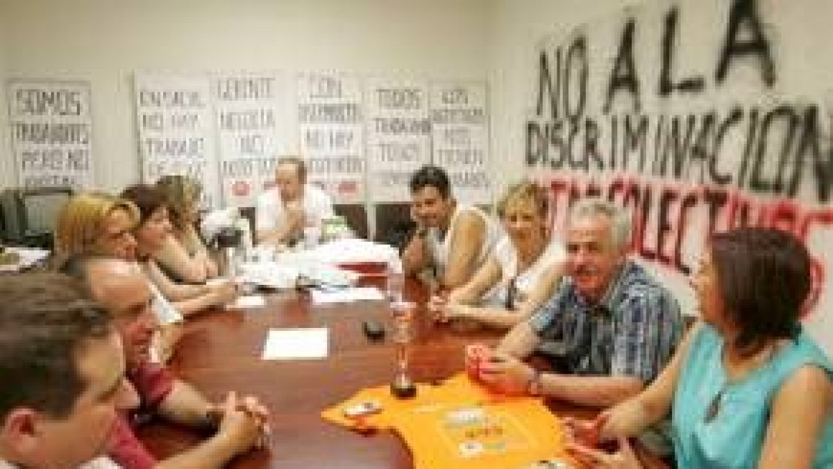 Imagen de los técnicos encerrados ayer en el Hospital de León