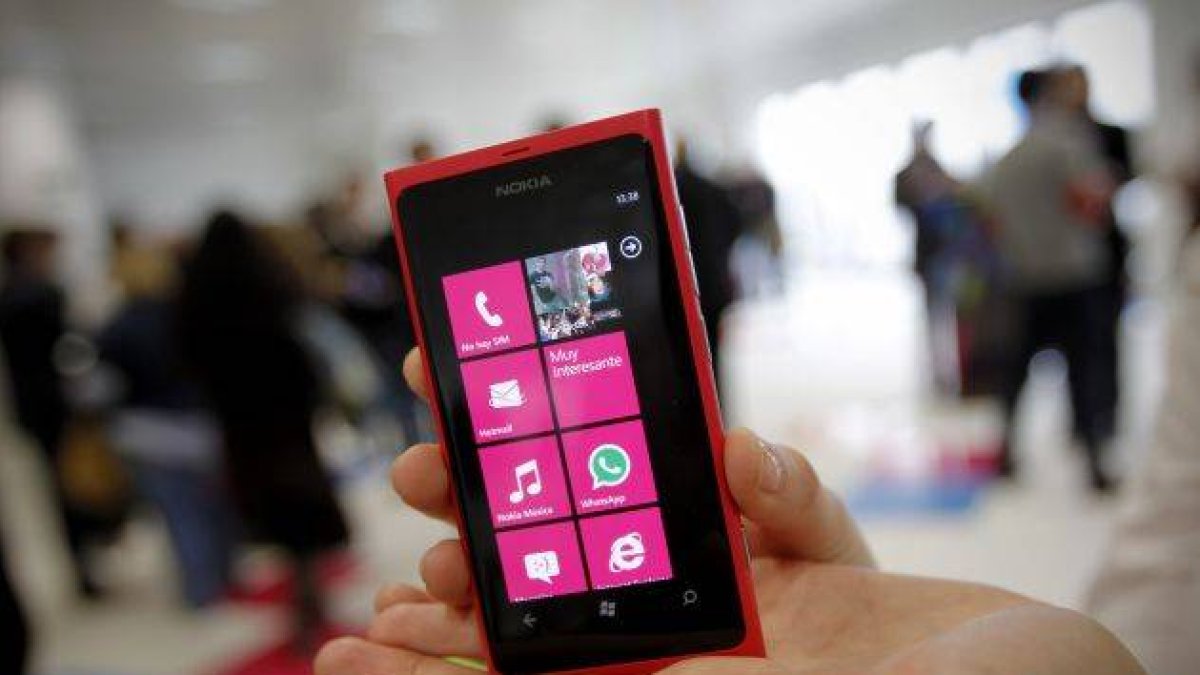 Nokia Lumia 800 y 710, con sistema operativo Windows Phone.