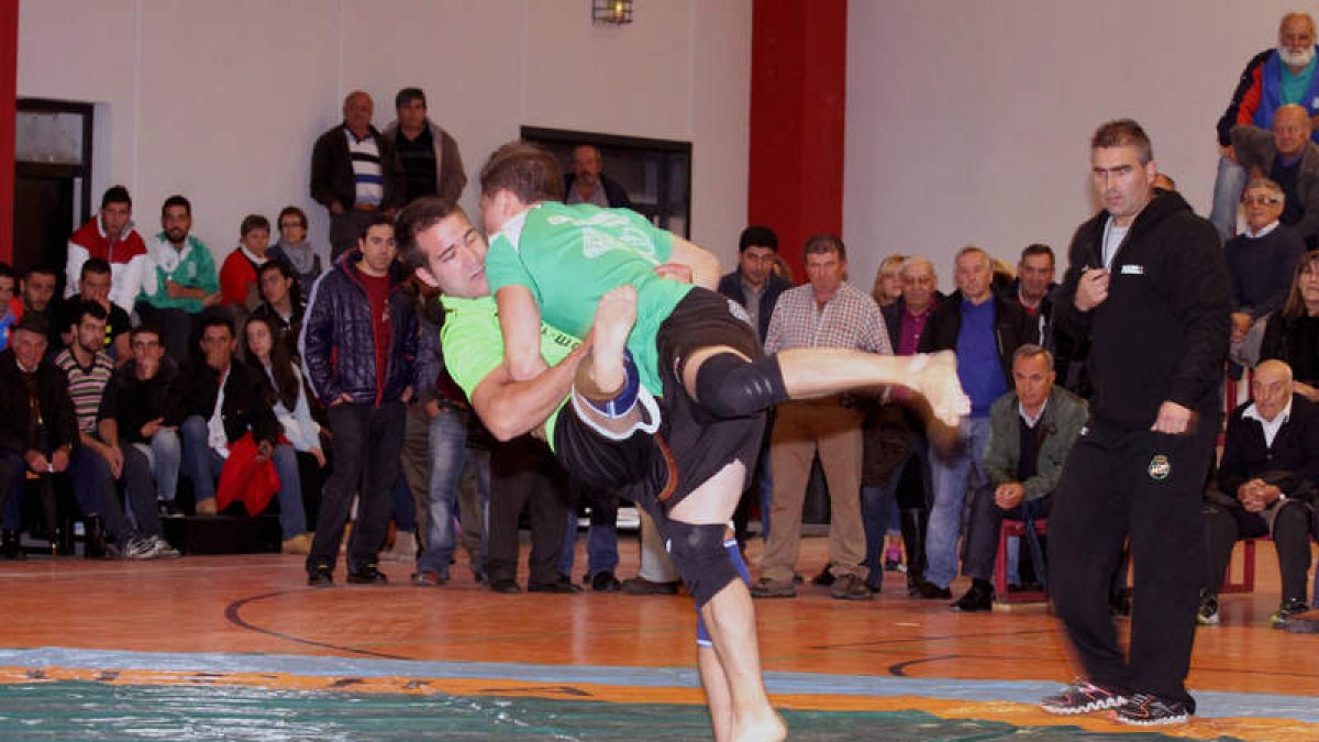 El campeón de ligeros buscó al de medios, a la vieja usanza. Gran combate, pero Moisés no cedía en la final ante Víctor