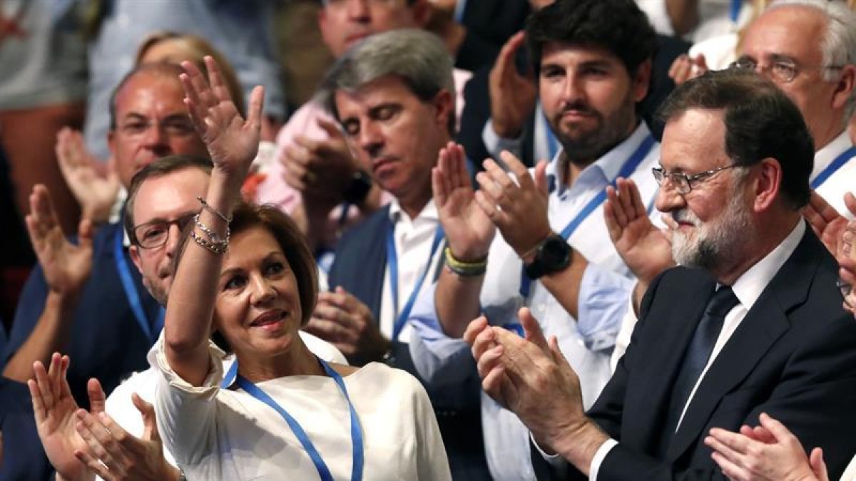 Cospedal saluda al público asistente