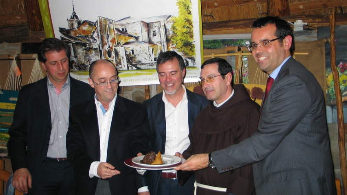 Los protagonistas de la cata de presentación en Las Pallozas, sosteniendo un plato de lamprea.