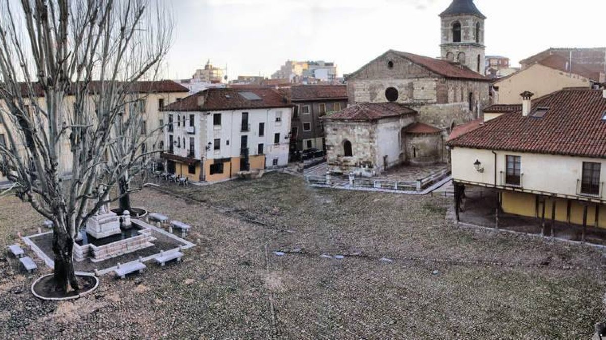 La plaza del Grano, la única que queda en León de cantos rodados sobre tierra, se ha salvado de las «hordas urbanizadoras» por su marginalidad.