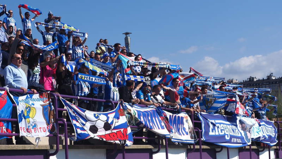 Los aficionados blanquiazules celebraron por todo lo alto una importante victoria. LOF