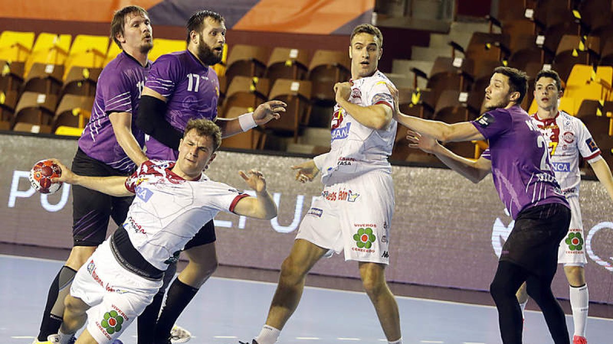 Kisselev y Donlin fueron dos de los pilares en los que se sustentó el Abanca Ademar para con un juego coral superar al Chekhovskie Medvedi a domicilio. MARCIANO PÉREZ