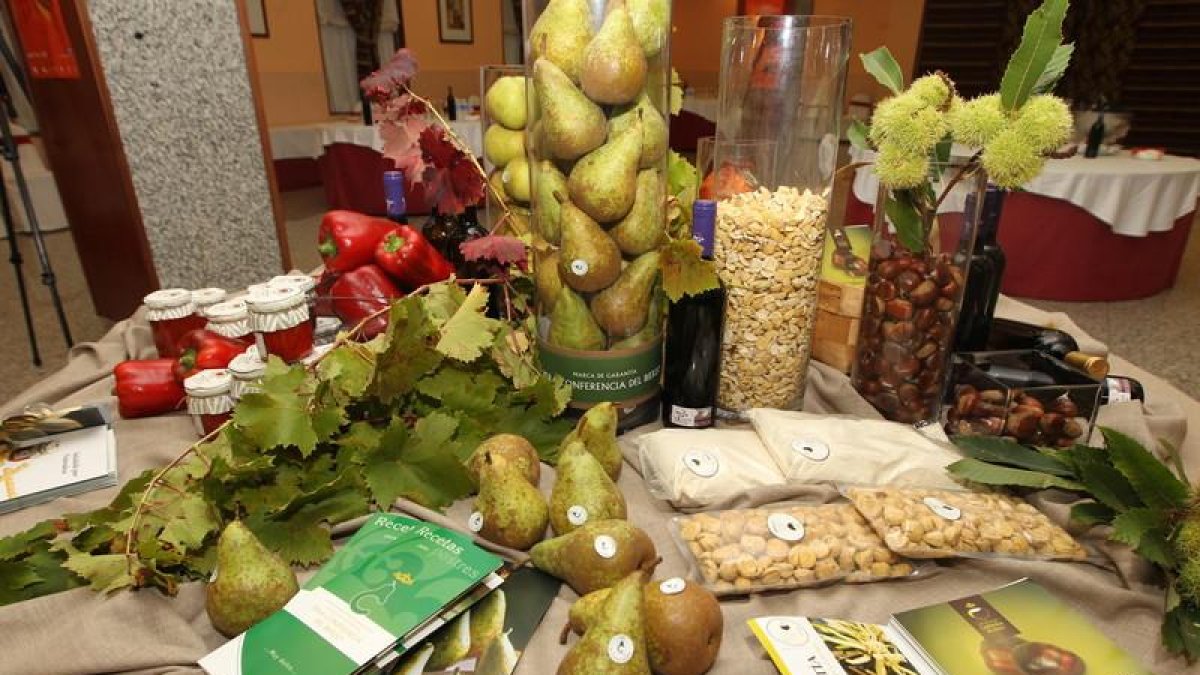 Una mesa montada con buena parte de los productos distinguidos con un sello de calidad en el Bierzo. Peras conferencia, pimientos asados, castañas y sus derivados, botillo y, por supuesto, vinos con Denominación de Origen Bierzo