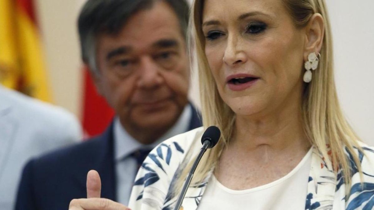Cristina Cifuentes comparece tras la reunion que ha mantenido con el presidente del Colegio Oficial de Farmaceuticos de Madrid