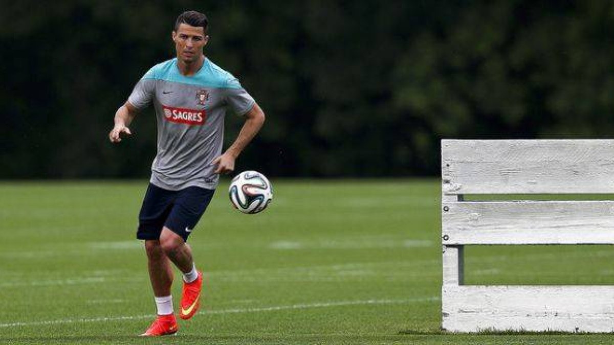 Cristiano Ronaldo se ejercita en el centro de entrenamiento de los New York Jets, en Florham Park (Nueva Jersey).