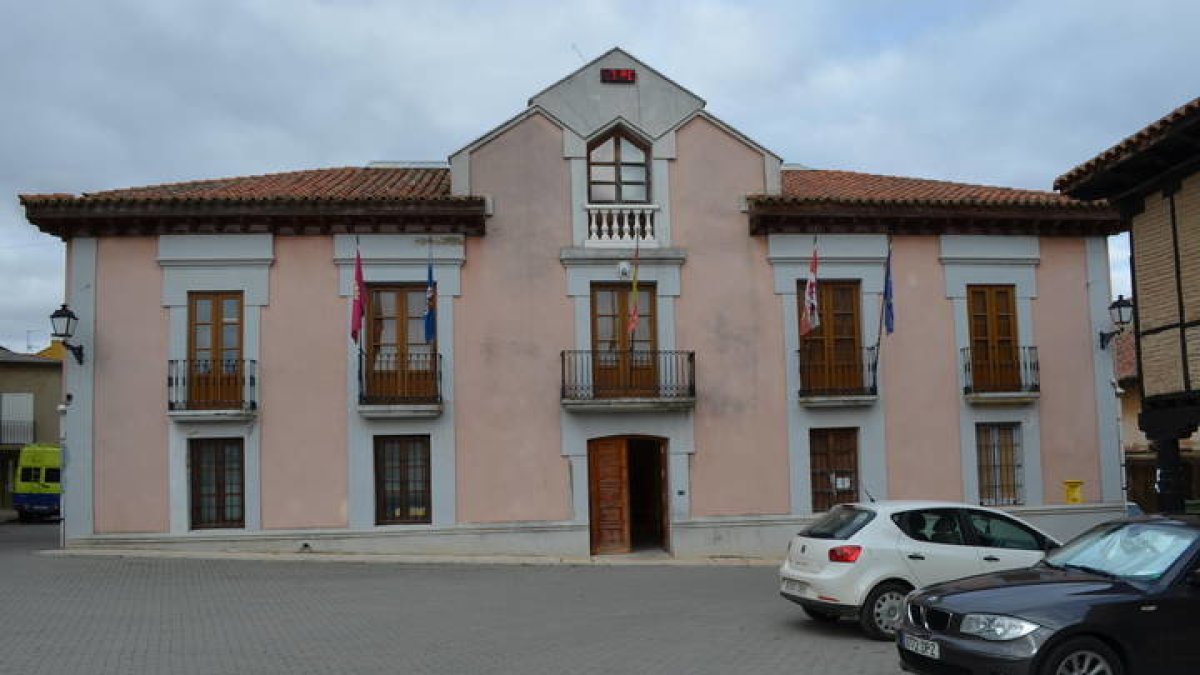 Vista del Ayuntamiento de Villamañán. DL