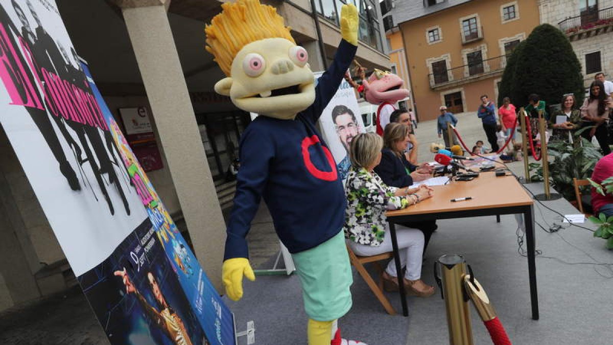 Los personajes de Los Lunnis no quisieron perderse la presentación de ayer. ANA F. BARREDO