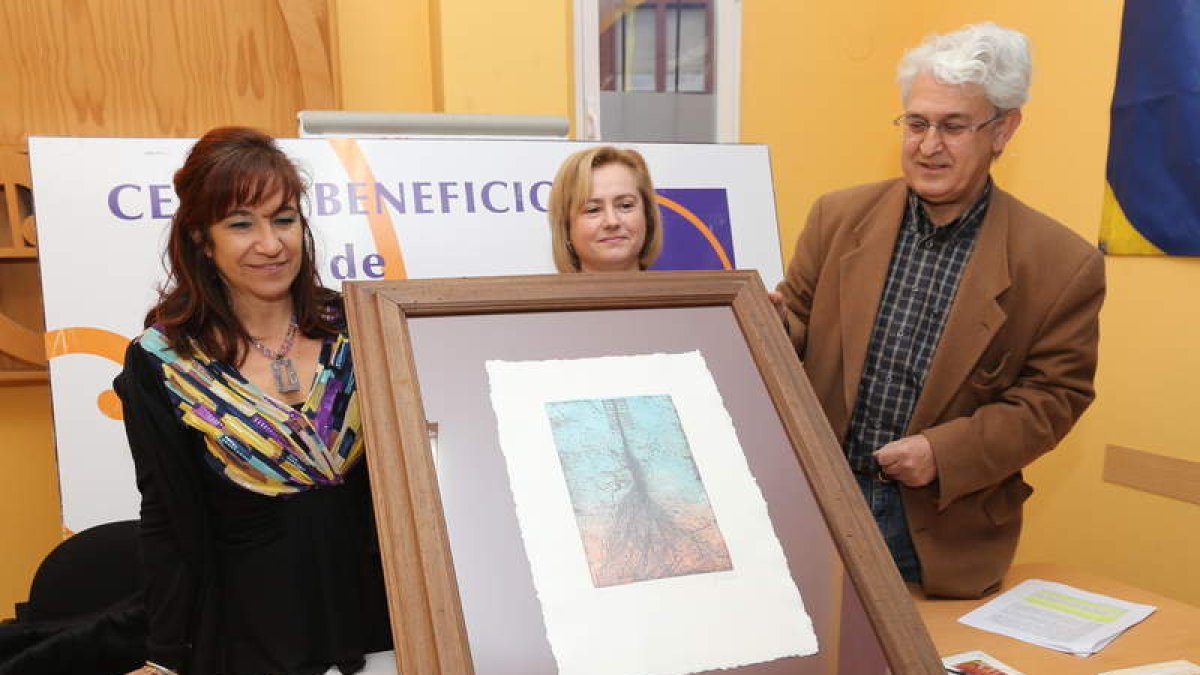 May Criado, Rosa Rodríguez y Pablo Salgado con el grabado que entregarán a Amancio Prada .