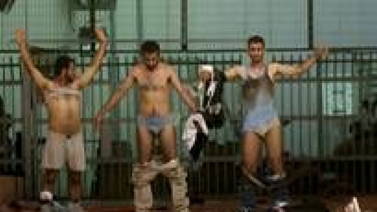 Tres palestinos heridos son obligados a desnudarse por los israelítas antes de permitirles pasar