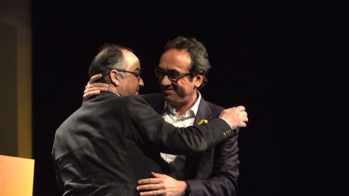 Josep Rull (derecha) y Jordi Turull, estse martes, el día después de su salida de prisión, en Reus.