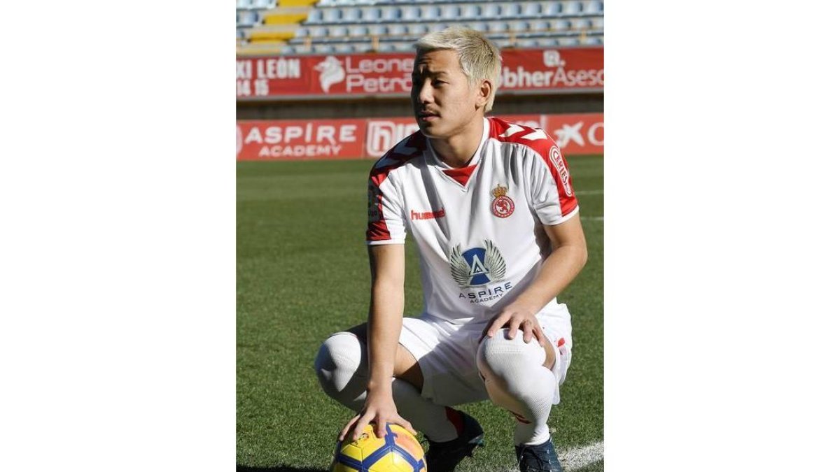 El centrocampista internacional japonés Yosuke Ideguchi