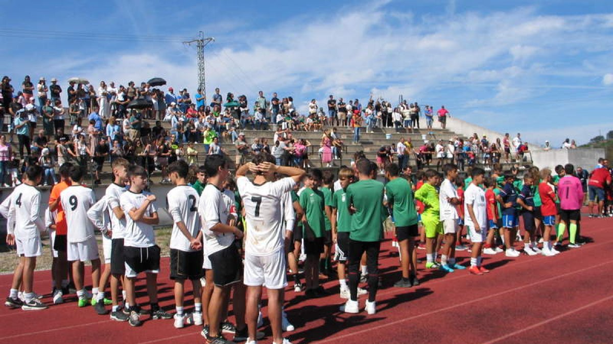 Aficionados y jugadores, durante los partidos. M. MACÍAS