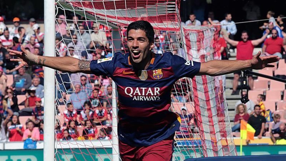 El delantero uruguayo del FC Barcelona Luis Suárez celebra el gol marcado ante el Granada, el segundo del equipo, durante el partido de la 38 y última jornada de la Liga de Primera División que se juega hoy en el estadio Nuevo Los Cármenes de Granada.
