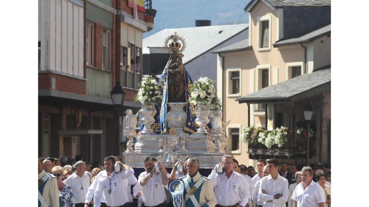 Esta imagen de 2019 de la procesión de la patrona del Bierzo no se podrá ver este año. L. DE LA MATA