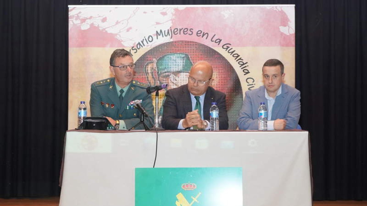 El coronel, el subdelegado y el director del Padre Isla. J. NOTARIO