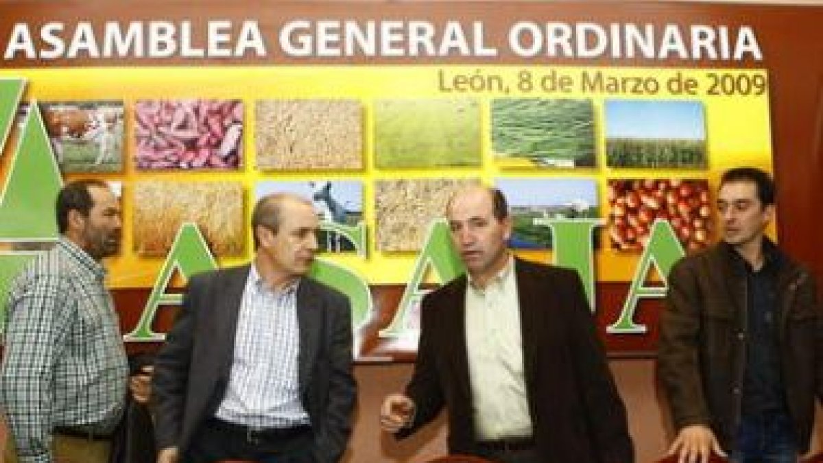 Turrado, segundo por la izquierda, con la junta directiva de Asaja