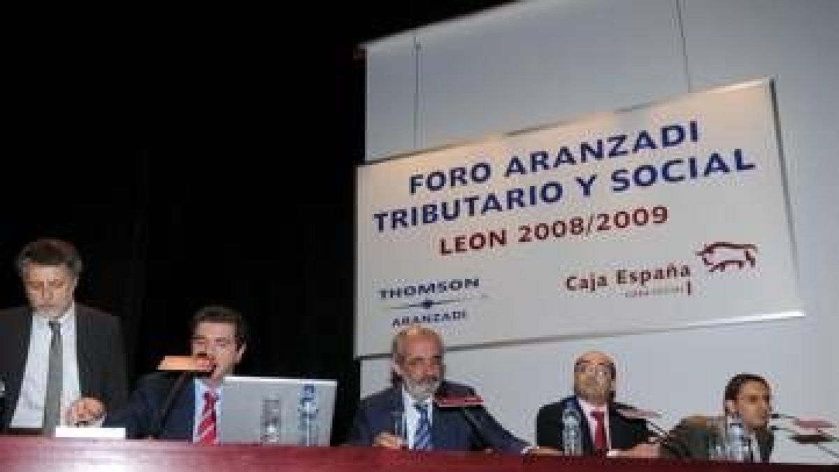 Santos Llamas presidió la inauguración del Foro Aranzadi de León