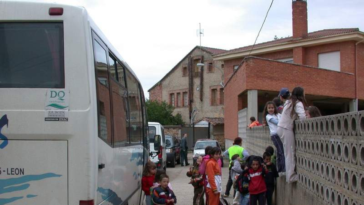 Autobús a la puerta del colegio Santo Tirso de La Vecilla.