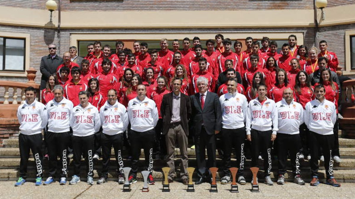 El rector de la Universidad recibió ayer a los medallistas en el Campeonato de España.