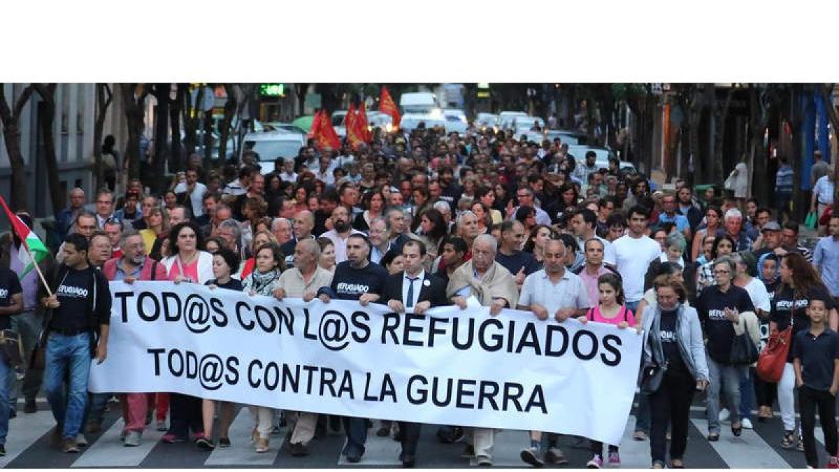 Un momento de la manifestación celebrada ayer, en la imagen a su paso por Gran Vía de San Marcos con la pancarta al frente de la comitiva