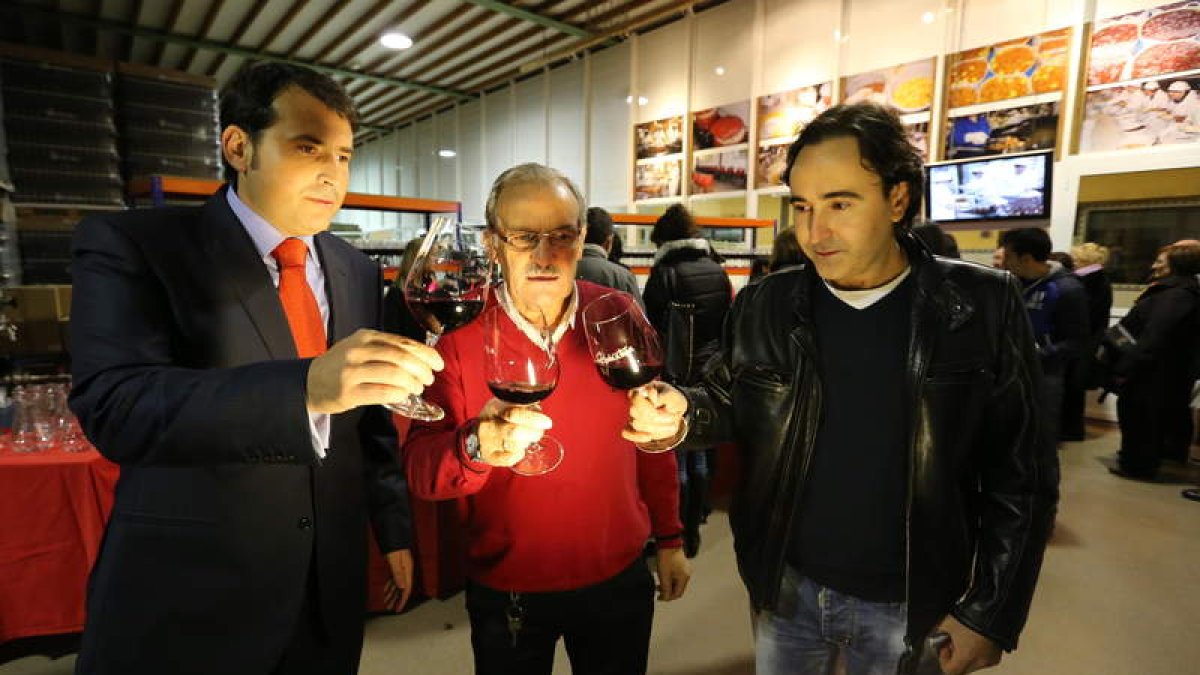 Ossorio, José Luis Prada y el enólogo José Manuel Ferreira, brindando el maceración.