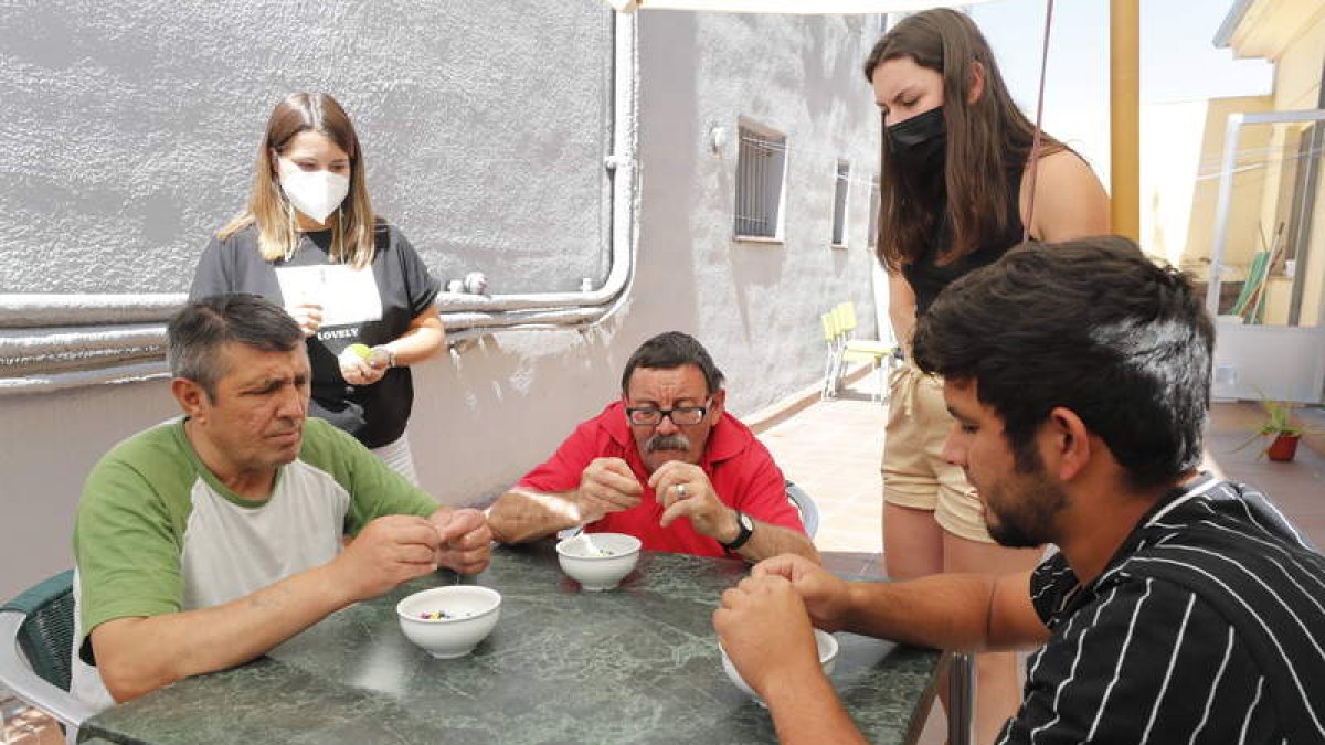 Taller de cuelga mascarillas con las educadoras sociales Mónica y Andrea, en la terraza de la casa. RAMIRO