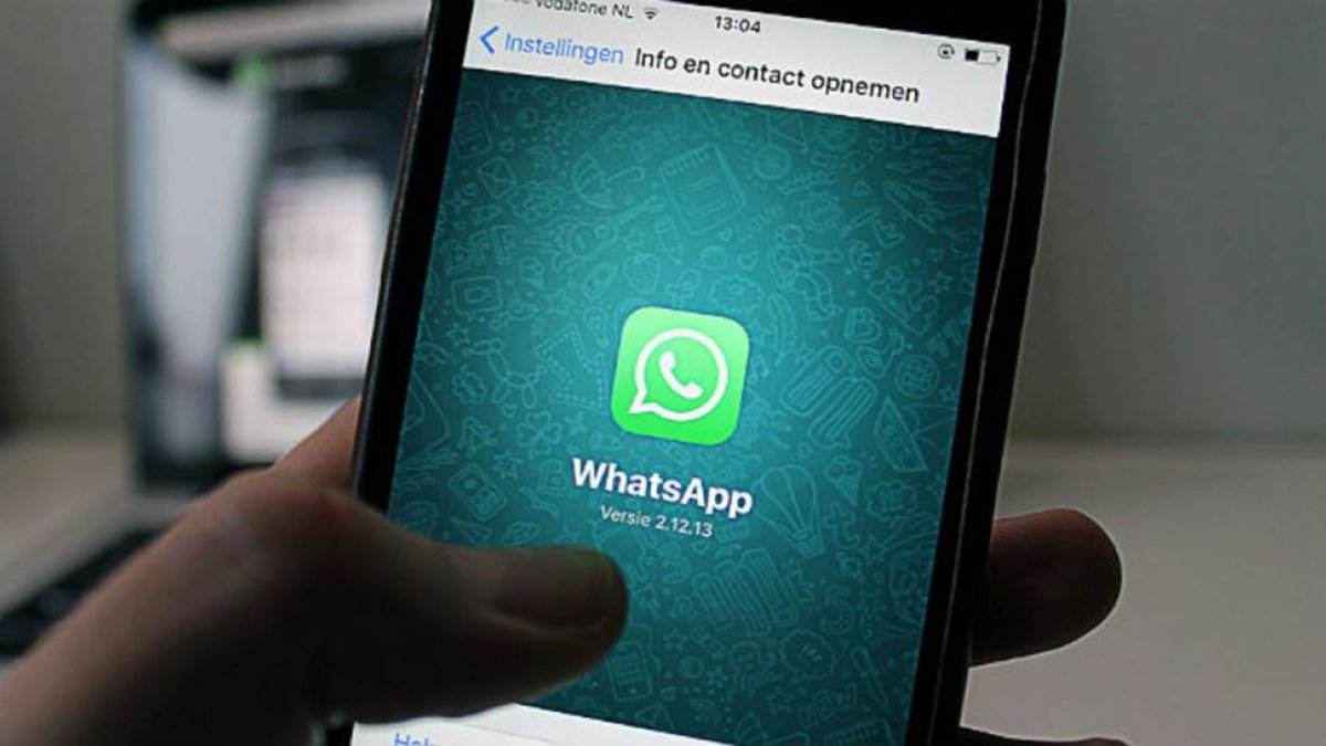 Un usuario utiliza la aplicación de mensajería WhatsApp