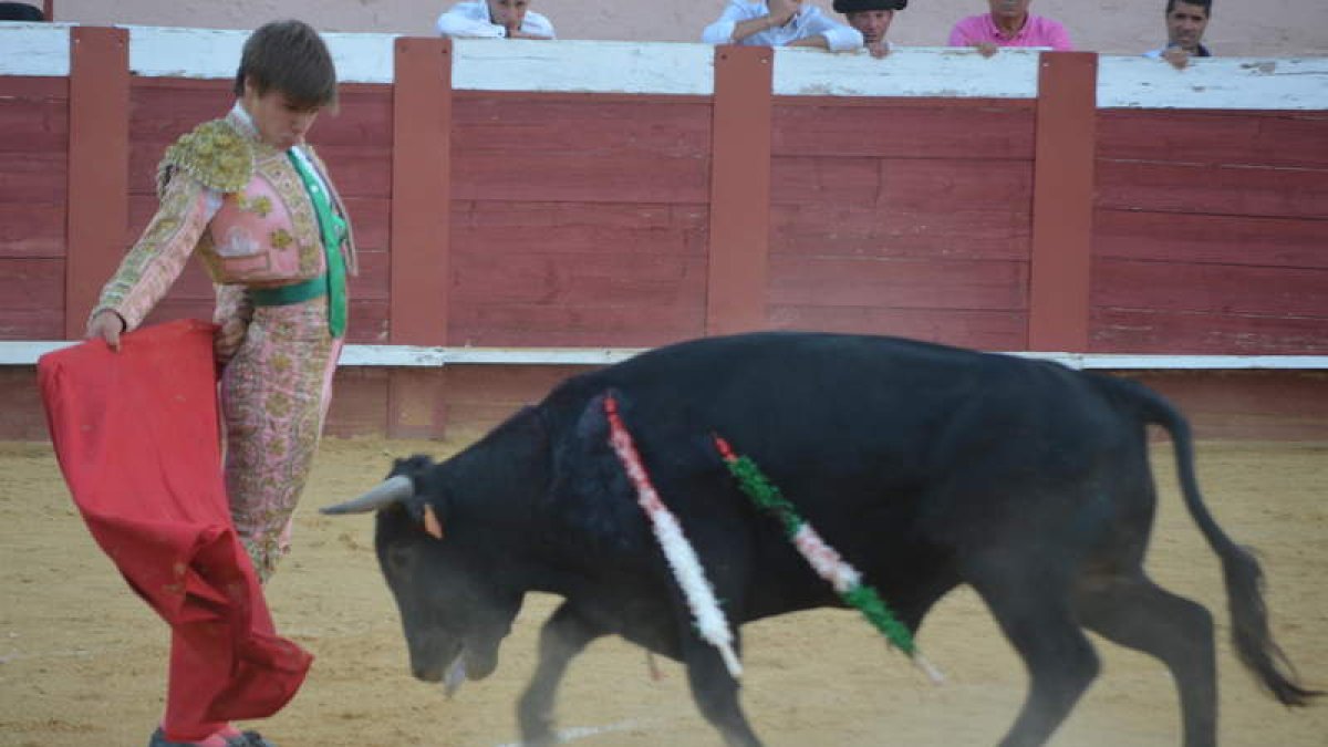 El Luri da un pase en la faena que le hizo al quinto novillo de la tarde.