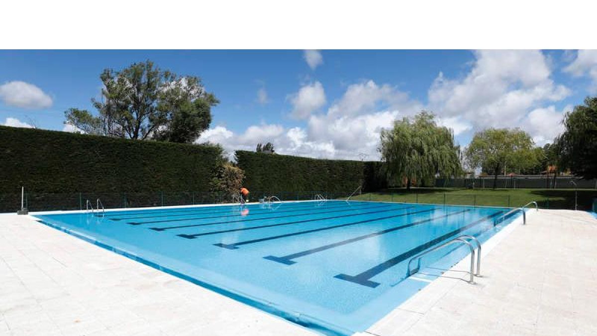 La limpieza en las piscinas de La Virgen es escrupulosa y deja unas aguas cristalinas y un exterior muy cuidado para un buen disfrute de las instalaciones. MARCIANO PÉREZ