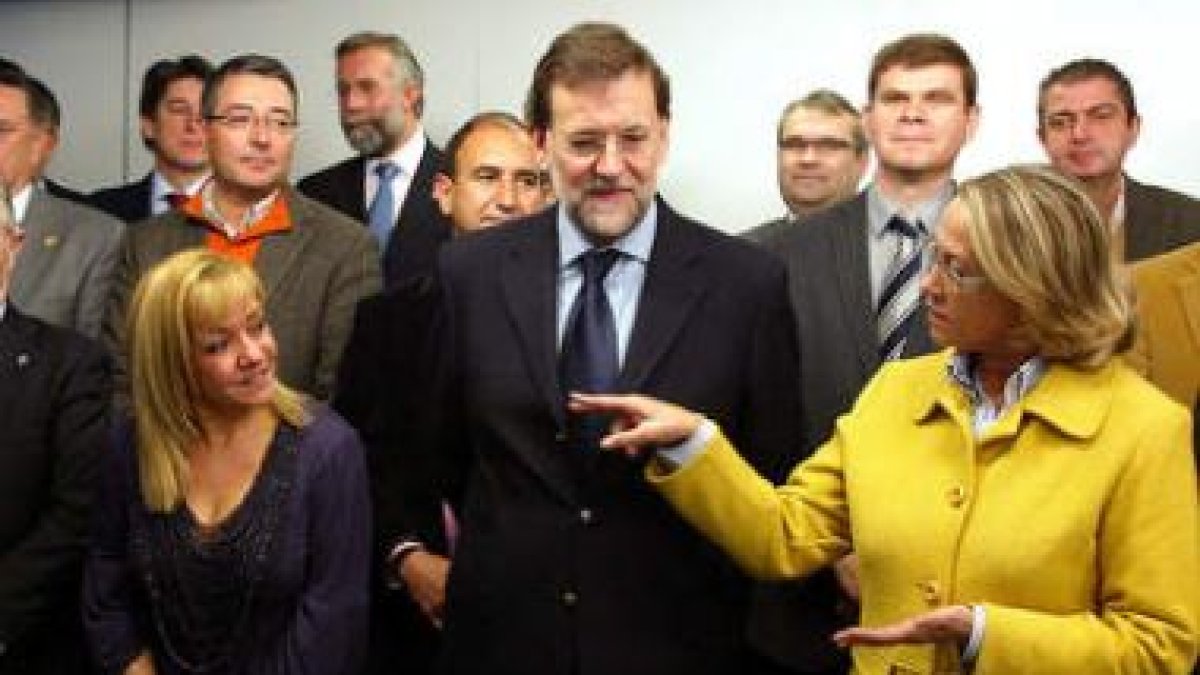 Isabel Carrasco y Rajoy, antes de la reunión de las diputaciones