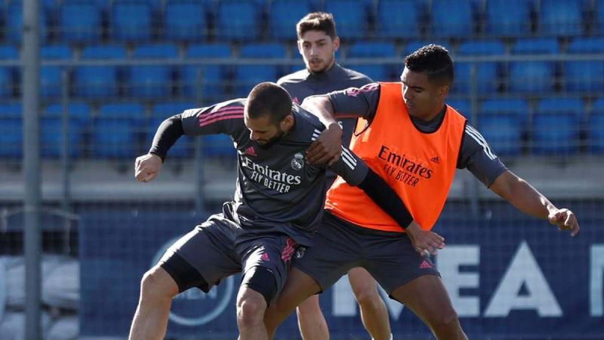 Benzema pugna con Casemiro en un entrenamiento del Real Madrid. EFE