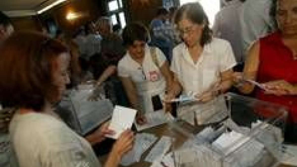 Unas funcionarias de la junta electoral recuentan el voto emigrante en Pontevedra