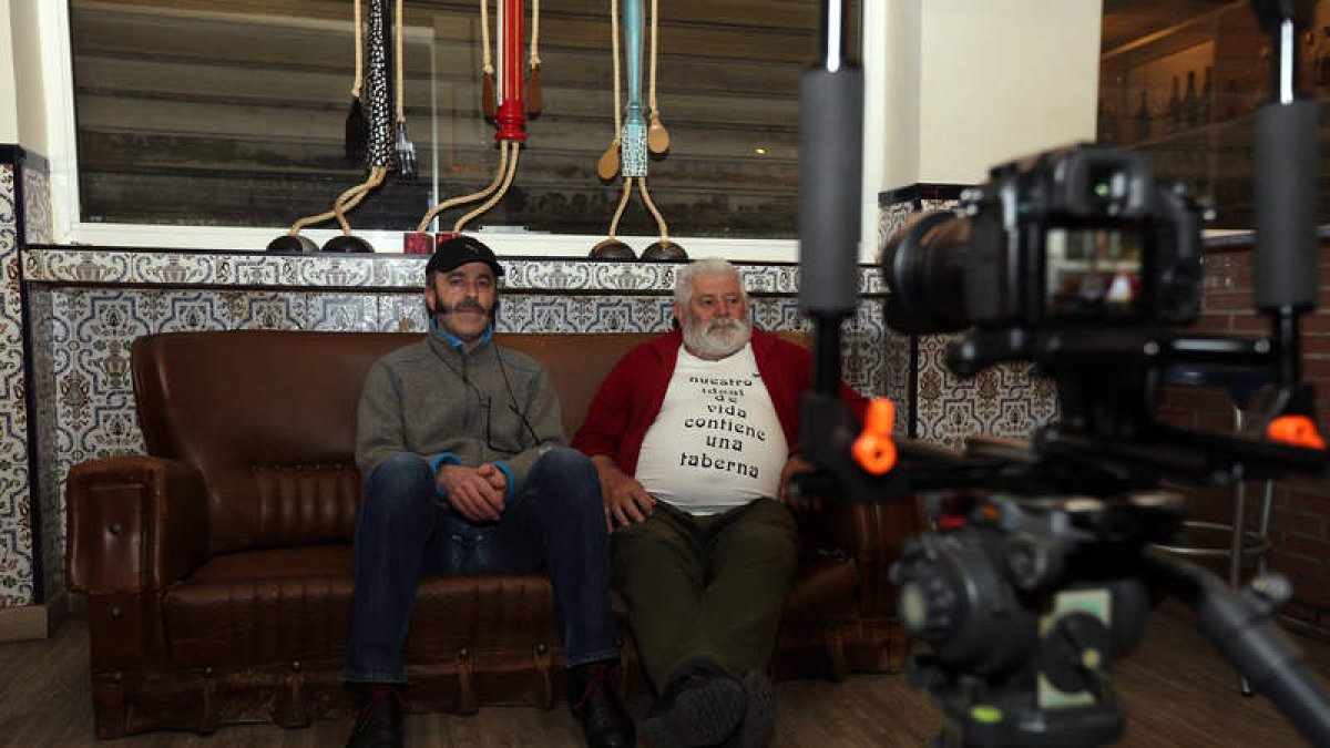 ‘Benito’ y ‘El Posturas’, durante la grabación del cortometraje ‘Holy Smoke’ en el bar que regenta el primero de ellos