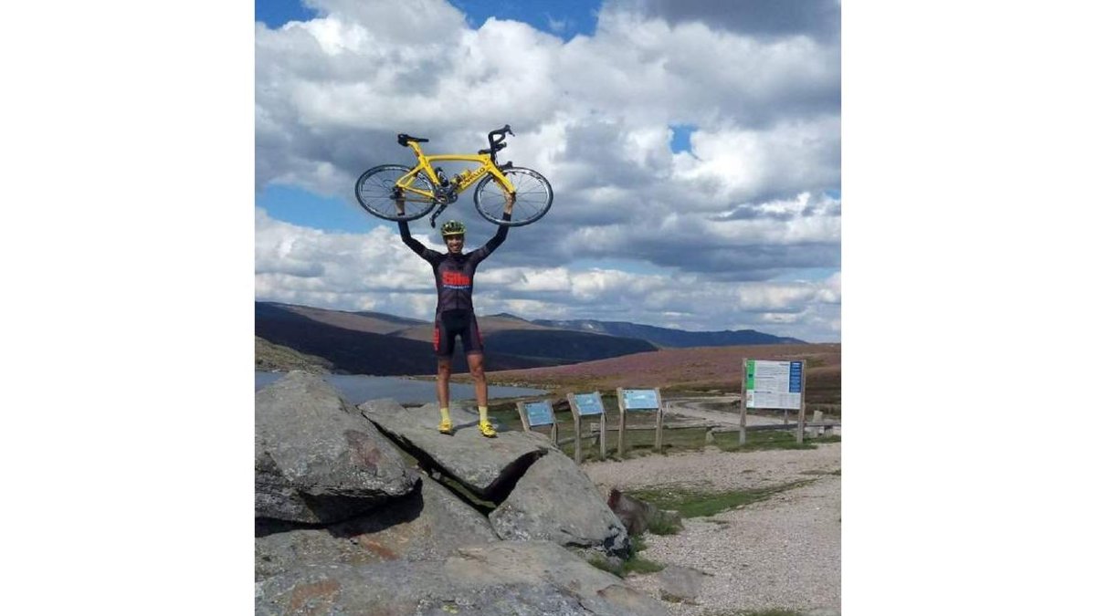 Andrés Turienzo ‘Piru’ celebrando su éxito y en un momento de la ascensión a Laguna de los Peces. JOSE