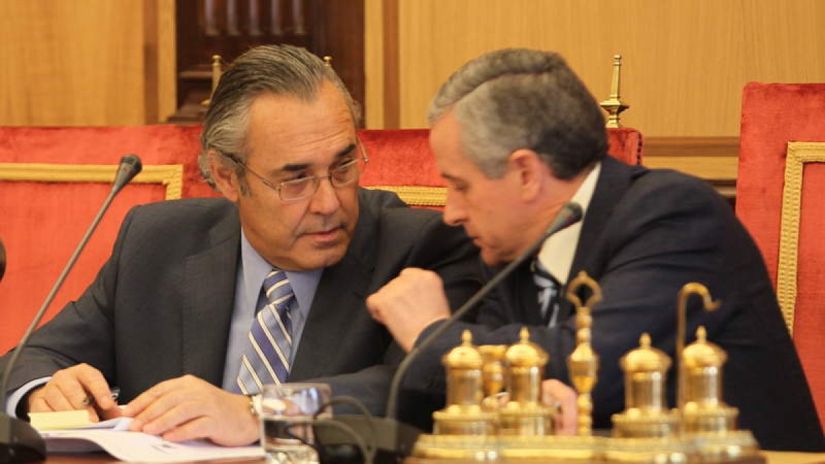 Agustín Rajoy, concejal de Hacienda, junto al alcalde de León, Emilio Gutiérrez.