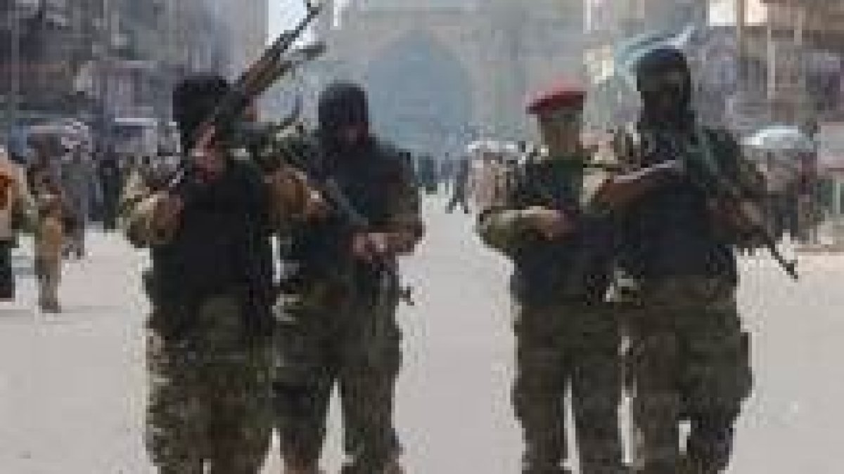 Miembros del ejército iraquí patrullan la zona de Al Kadhimiya, en el centro de Bagdad