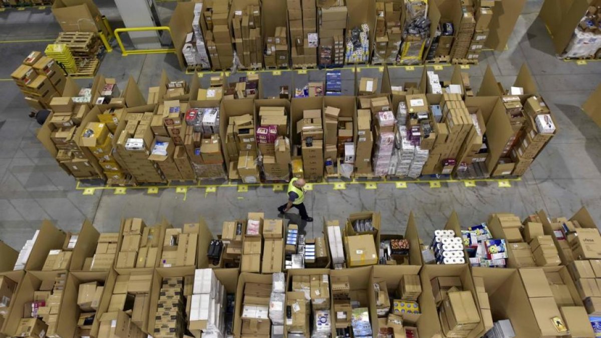 El 75% de los 1.100 trabajadores fijos del centro logístico de Amazon en San Ferando de Henares votaron a favor de la huelga.