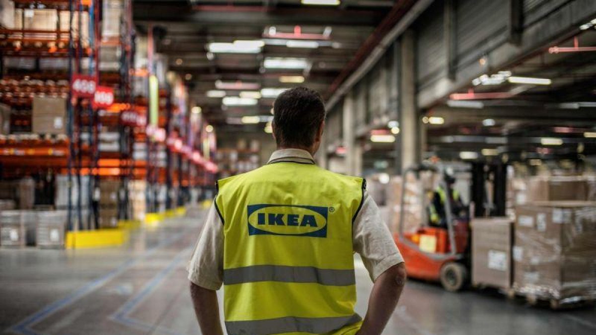 Imagen de un trabajador de Ikea en uno de los centros logísticos.