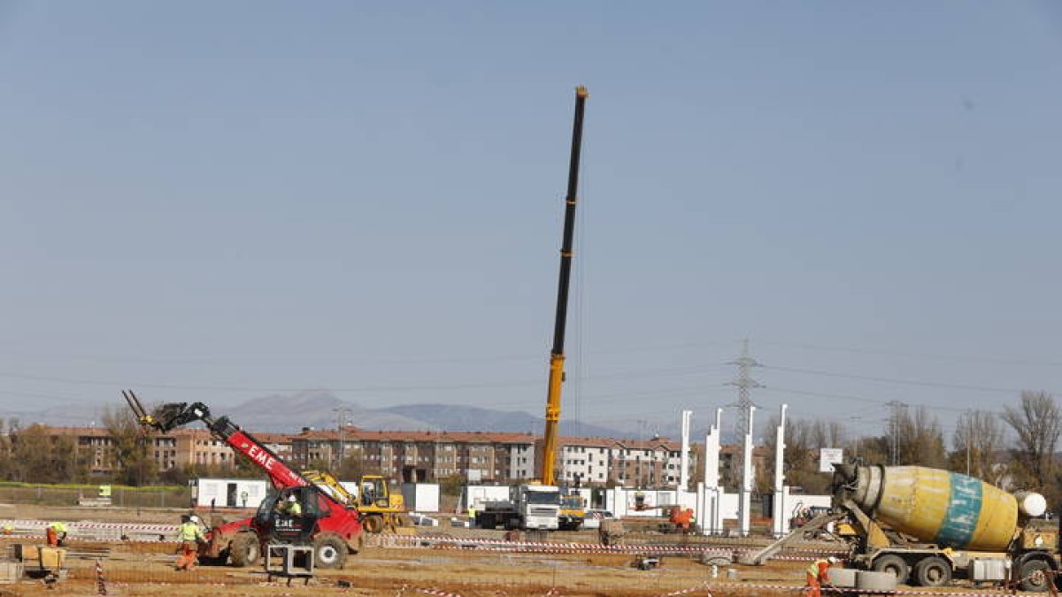 Maquinaria de construcción en un solar de León. MARCIANO PÉREZ