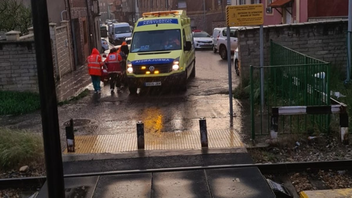 La ambulancia que atendió a la mujer embarazada en el paso a nivel de La Robla. DL